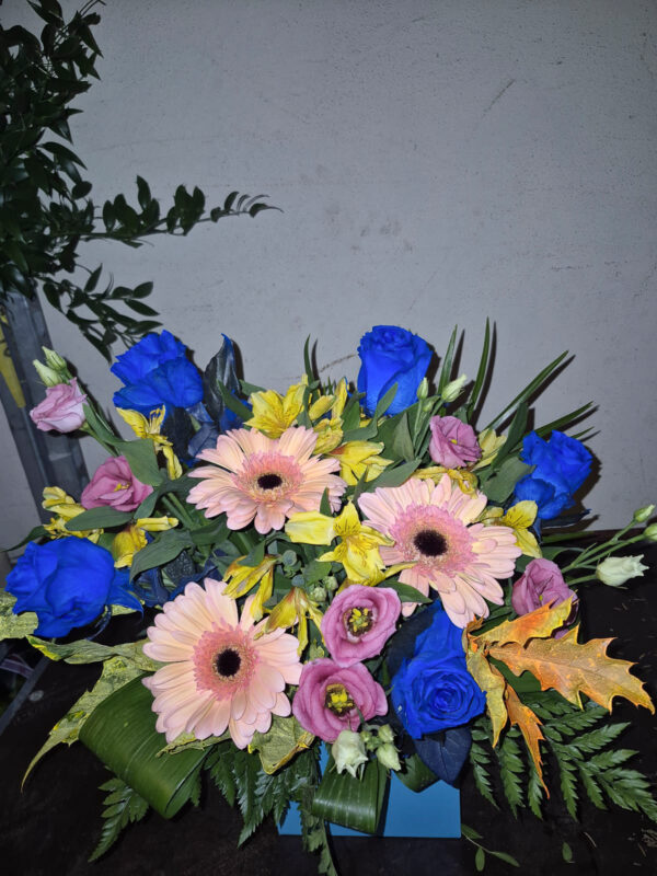Aranjament floral in cutie