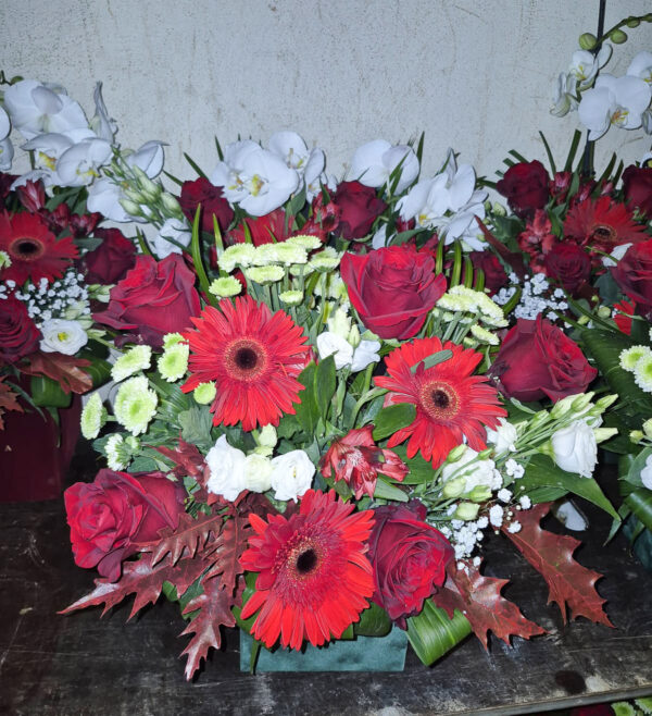Aranjament floral in cutie