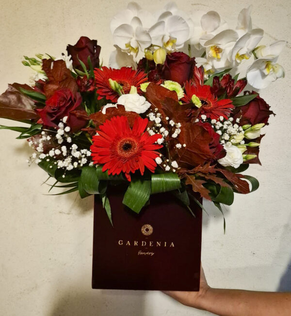 Aranjament floral in cutie