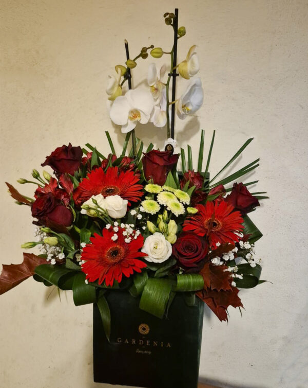 Aranjament floral in cutie
