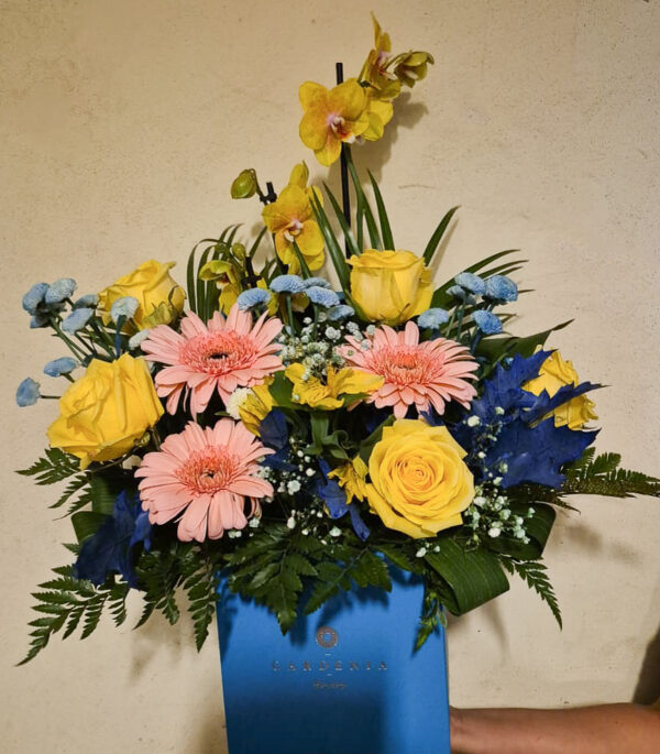 Aranjament floral in cutie