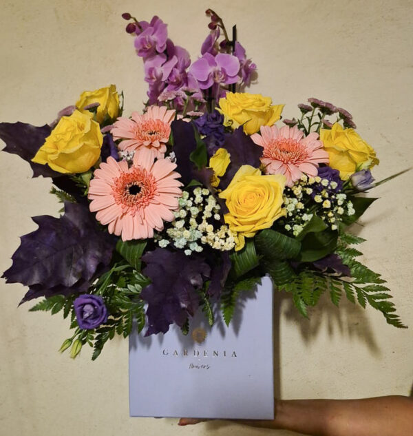 Aranjament floral in cutie