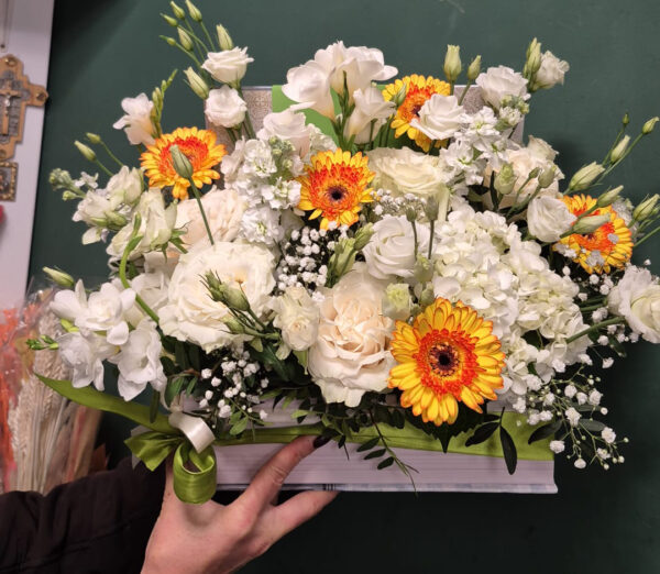 Aranjament floral in cutie