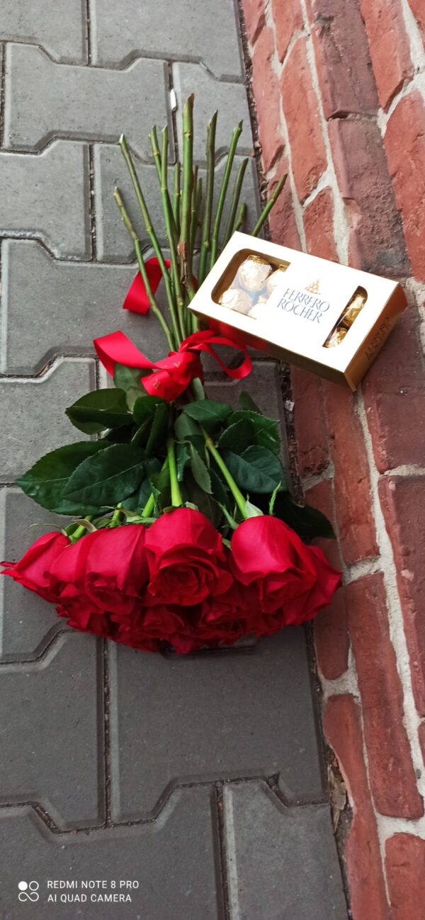 Buchet 15trandafri și bomboane Ferrero Roche