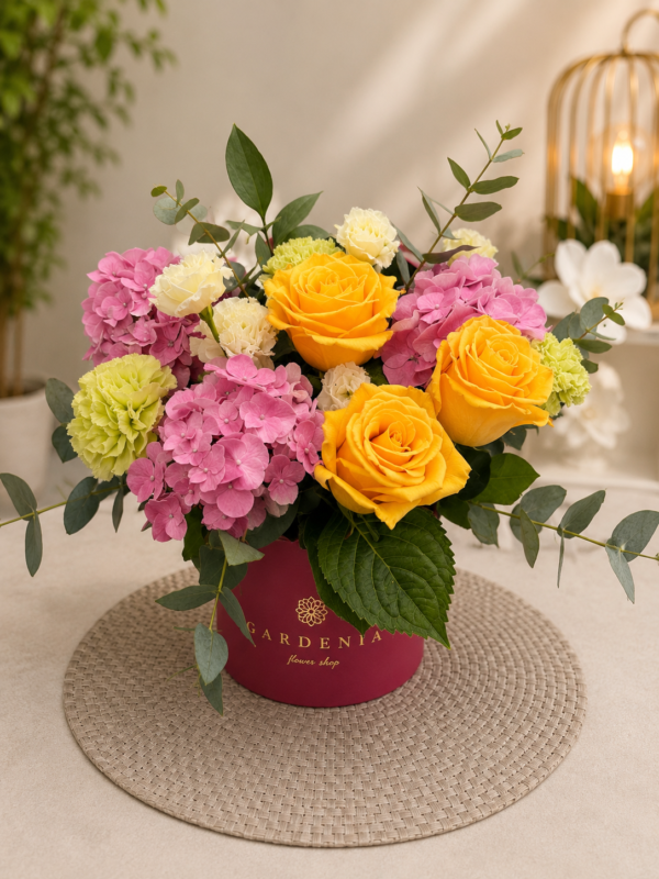 Aranjament floral premium cu trandafiri galbeni și hortensii roz