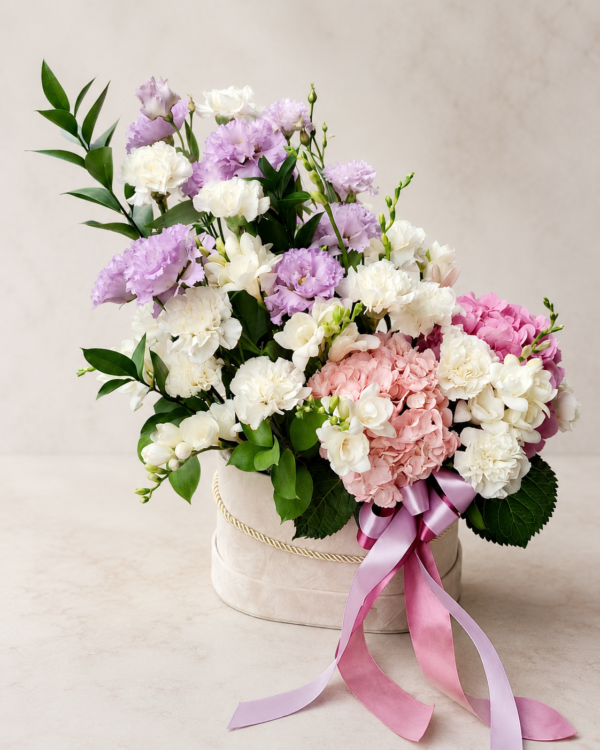 Aranjament floral pastel în cutie elegantă