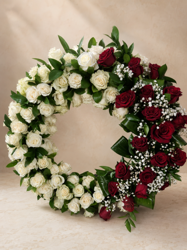 Aranjament funerar circular cu trandafiri albi și roșii