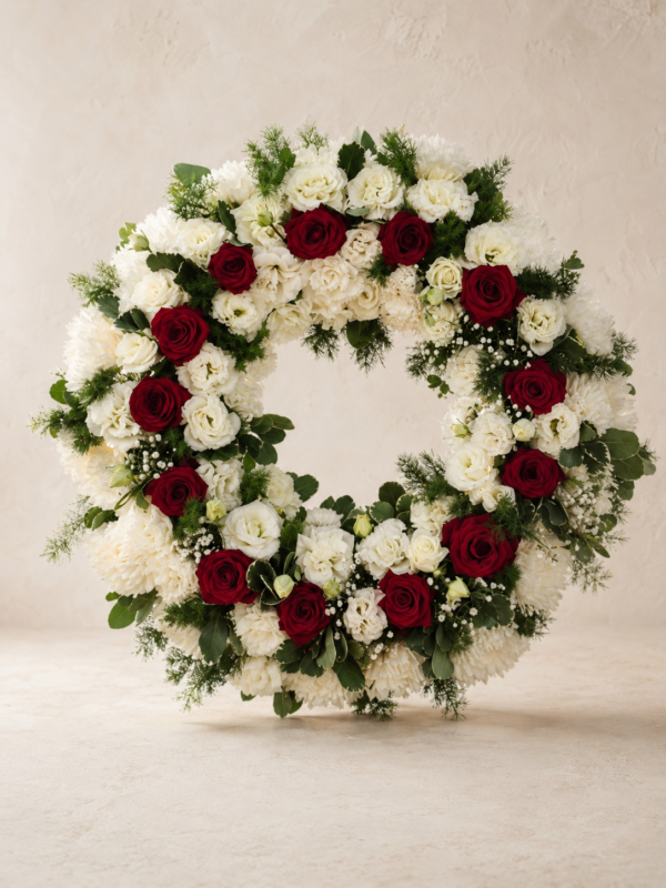 Coroană funerară cu flori albe și trandafiri roșii