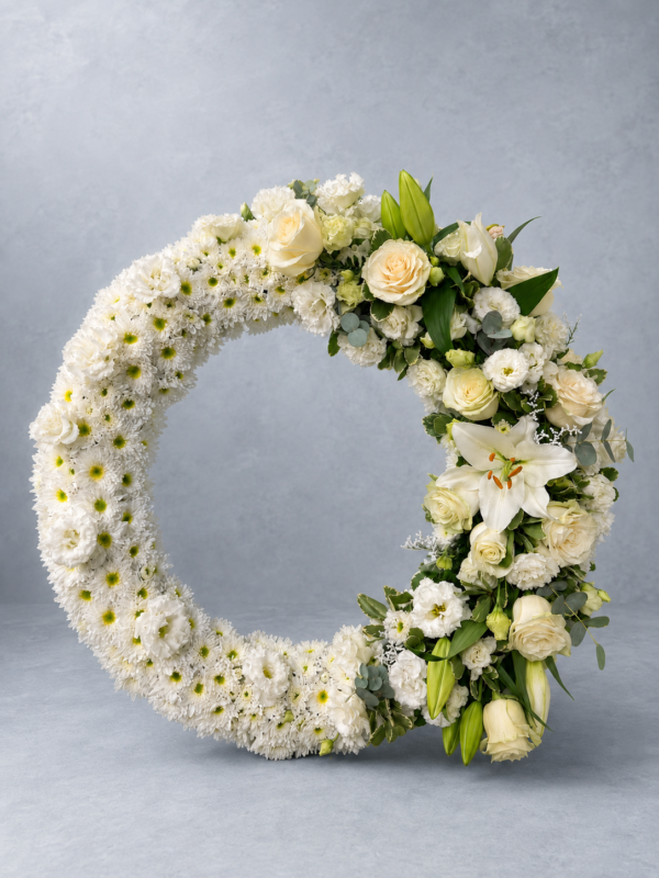 Coroană funerară cu trandafiri și crini albi