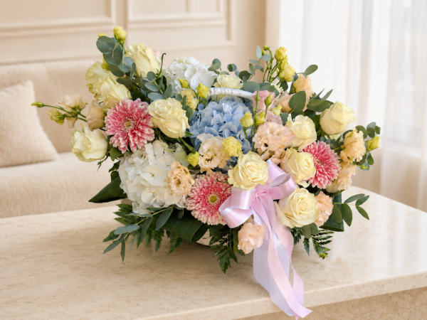 Coș floral pastelat cu hortensii, trandafiri și gerbera