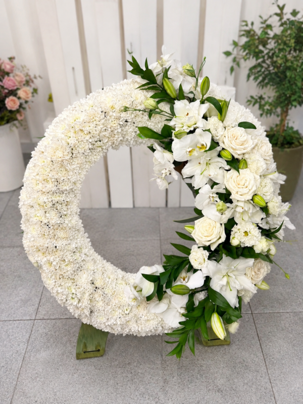 Coroană funerară elegantă din flori albe naturale
