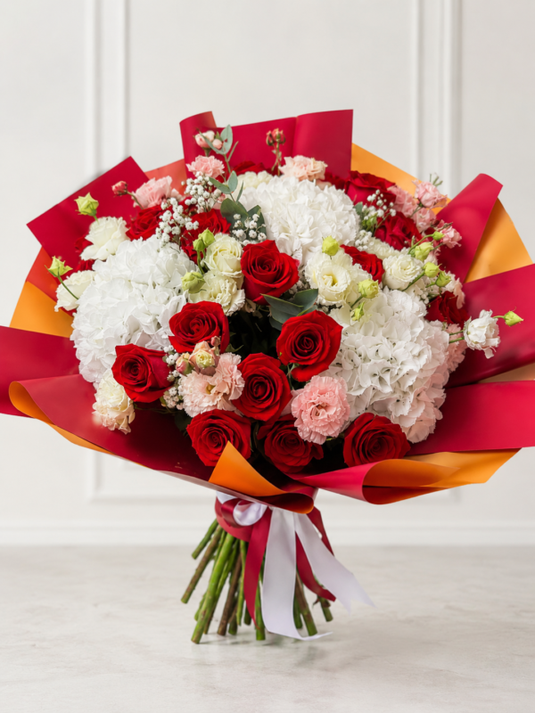 Buchet premium cu trandafiri roșii, hortensie albă și lisianthus