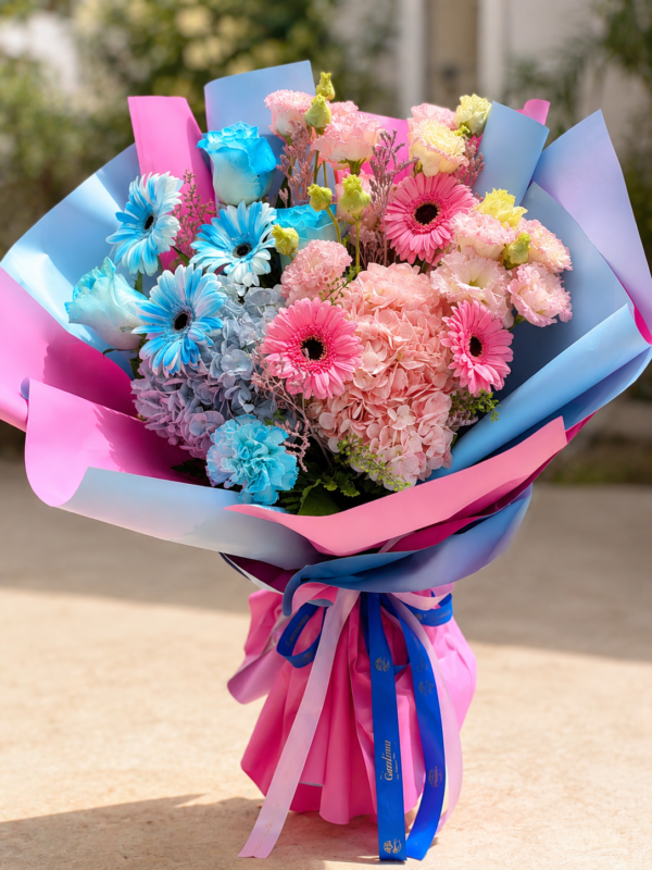 Buchet Colorful Dream cu hortensii, gerbera și trandafiri