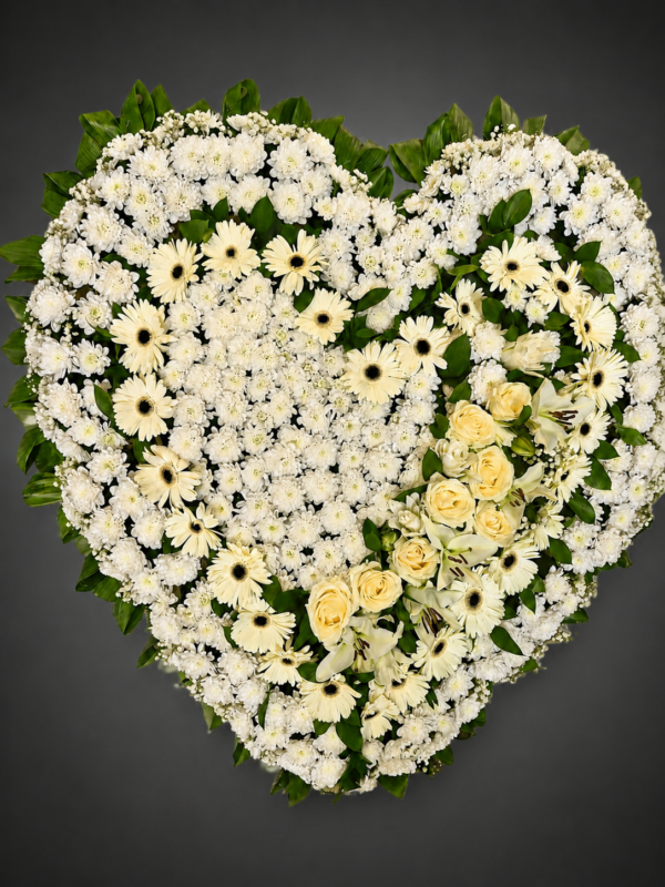 Inimă funerară din flori naturale albe și crem – omagiu floral elegant