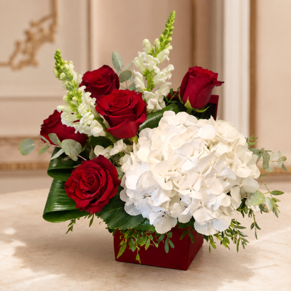 Aranjament floral elegant cu trandafiri roșii și hortensie albă