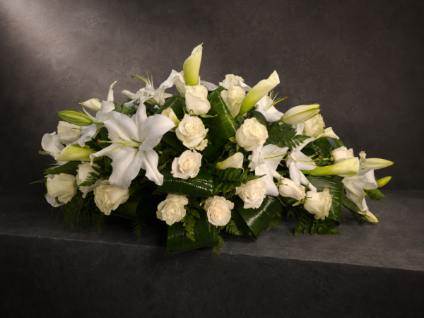 Aranjament funerar alb cu crini și trandafiri