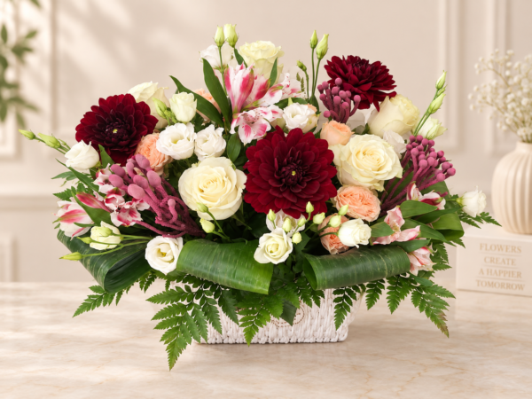 Aranjament floral elegant în tonuri de burgundy, crem și roz
