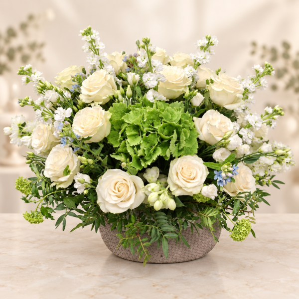 Aranjament floral elegant cu trandafiri albi și hortensie verde